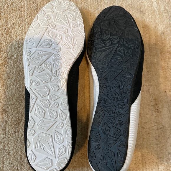 BNWOT Volcom Canvas slip ons.  Women’s size 10 US - Picture 3 of 4